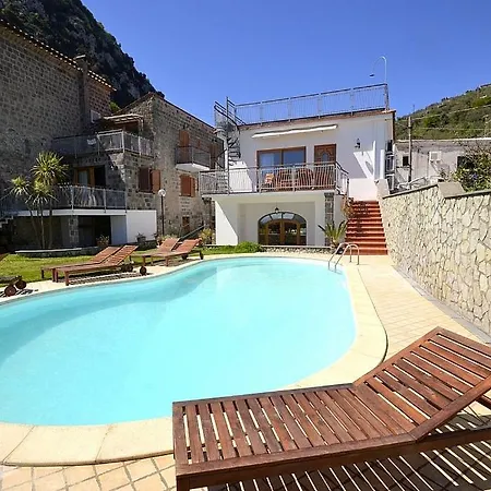 빌라 Sleeps 6 Pool Air Con Wifi 네라노